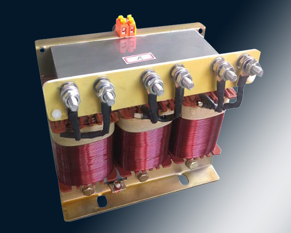 TKSG/TKDG濾波電抗器通過(guò)的是交流電流，它與濾波電容器串聯(lián)使用，組成諧振電路，使其在規(guī)定的頻率點(diǎn)上諧振，濾指定的高次諧波；同時(shí)還可實(shí)玖電力系統(tǒng)的無(wú)功補(bǔ)償和…