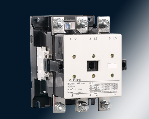 CJX1交流接觸器適用于交流50Hz或60Hz、電壓至690V、電流至475A的電力線(xiàn)路中，供遠(yuǎn)距離頻繁起動(dòng)和控制電動(dòng)機(jī)及接通與分?jǐn)嚯娐?。?jīng)加裝機(jī)械聯(lián)鎖機(jī)構(gòu)后組…